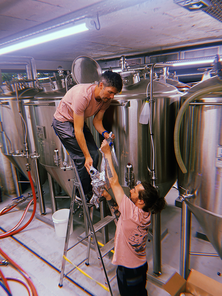 Cuves de brassage en inox de la microbrasserie Bloom Pop produisant des bières artisanales locales.