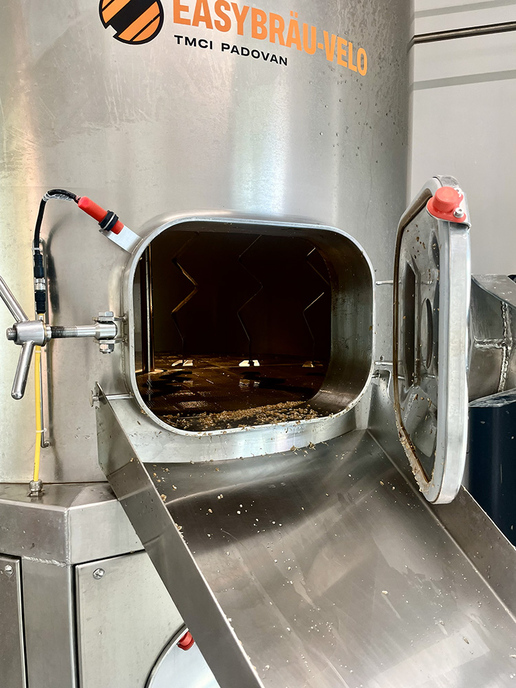 Brasseurs en plein travail de production de bière artisanale locale.